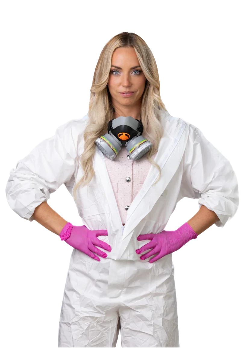 Mélanie, fondatrice de MelaClean, en combinaison de protection et gants roses
