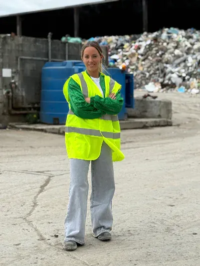 Une intervenante MelaClean en gilet fluo dans un centre de tri des déchets